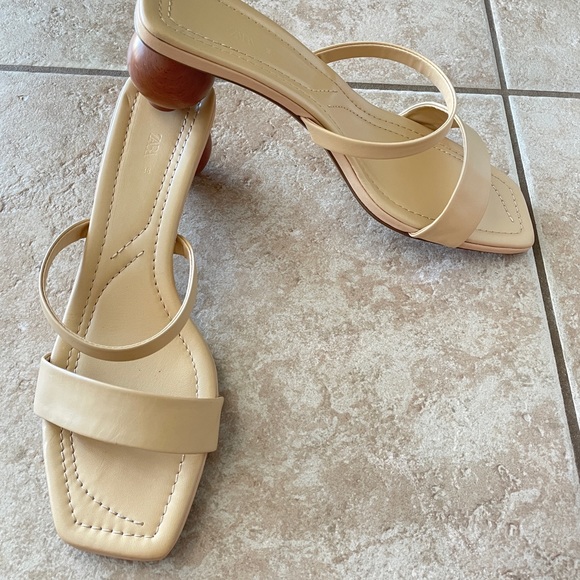 Women's ZARA Beige Wood Heel Leather Slip On Sandals SIZE 38